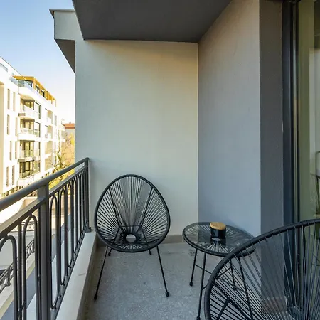Stylish 1br Flat Garden Balcony Parking Apartament *