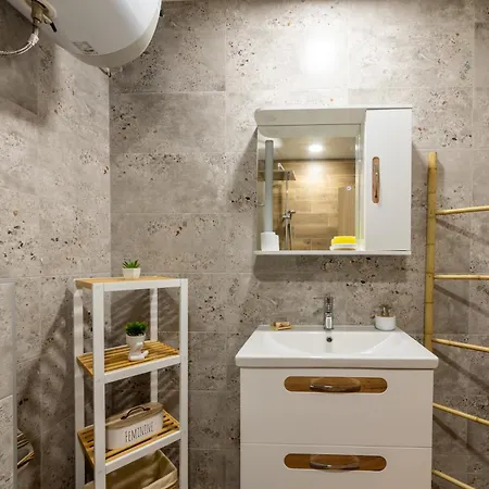 Stylish 1br Flat Garden Balcony Parking Apartment