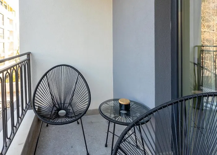 Stylish 1br Flat Garden Balcony Parking